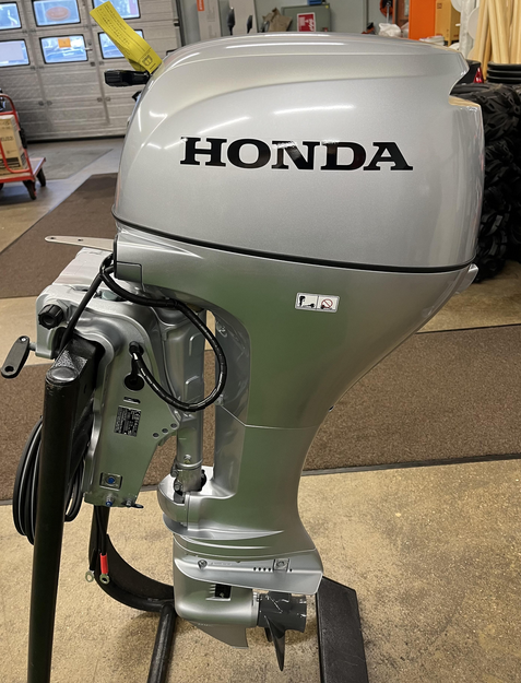 Honda BF20DK2 LRTU perämoottori. Sisältää kaukohallintalaitteen sekä polttoainesäiliön ja letkun.